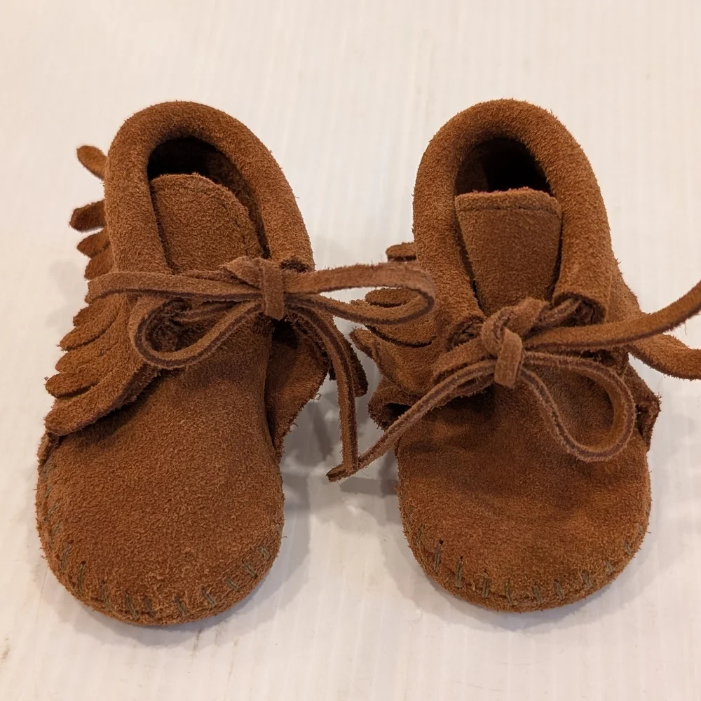 MINNETONKA Baby Brown Moccasins with Fringe and Suede Finish Size 1